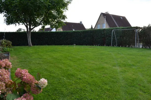 Großer Garten mit Rasenfläche zum Spielen bei Tagesmutter Ratzeburg