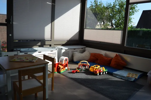 Heller Wintergarten zum Basteln und Malen in der Kindertagespflege Ratzeburg